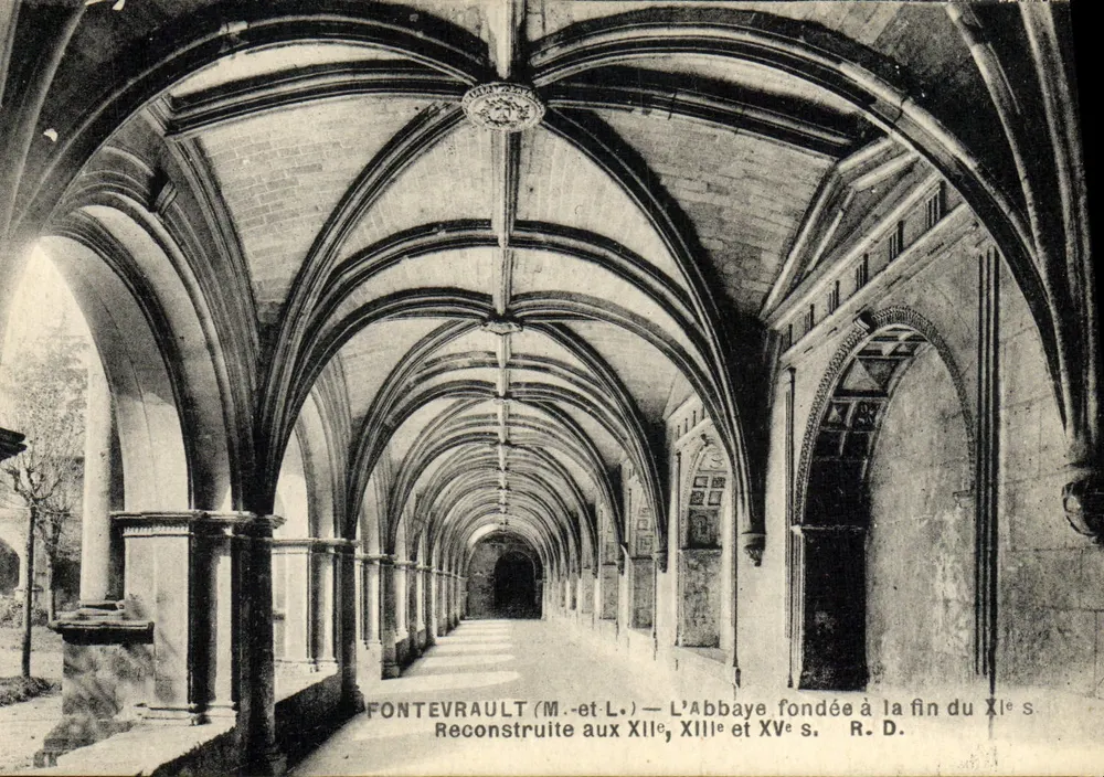 Fontevraud — A Abadia fundada no final do século XI. Reconstruída nos séculos XII, XIII e XV — R. D. - Frente