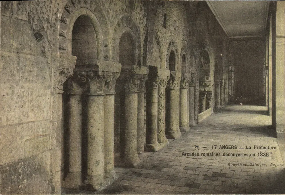 Angers — Arcadas romanas descobertas em 1836 — Novas Galerias, Angers - Frente