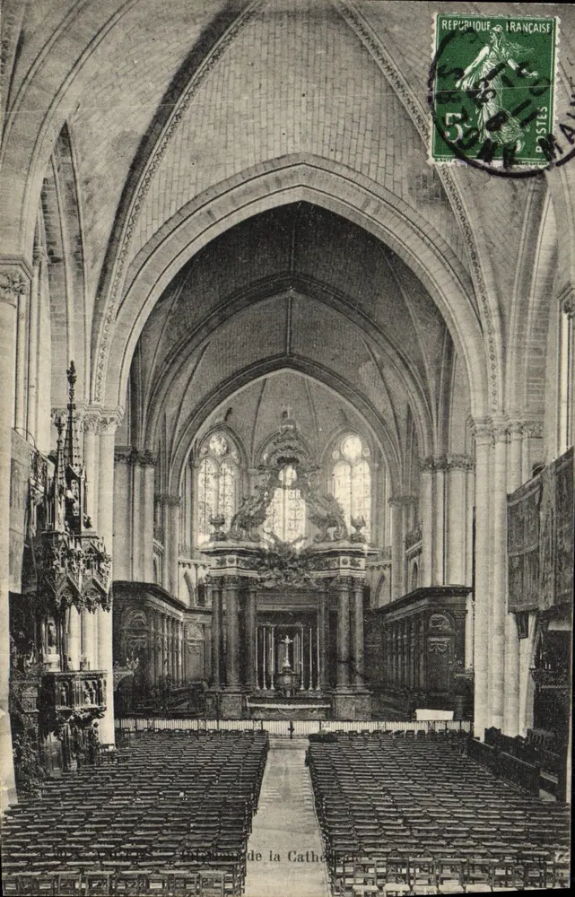 Interior da Catedral — vista da abside e do coro — editor não identificado - Frente