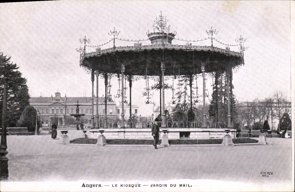 Angers — O Kiosque — Jardim do Mail — Staerck Paris - Frente