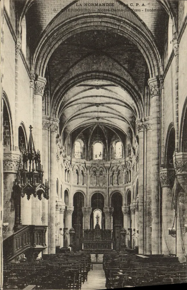 Interior da catedral Nossa Senhora do Coração em Cherbourg — A Normandia — editada por C.P.A. - Frente