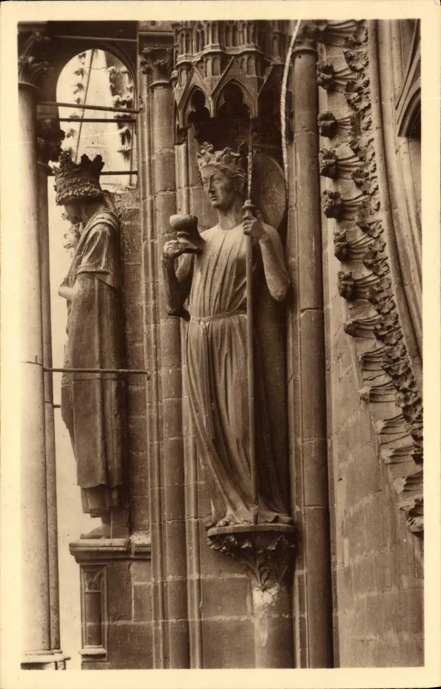 Statuen, die die katholische Kirche symbolisieren — Kathedrale von Reims — Südturmschiff - Vorderseite
