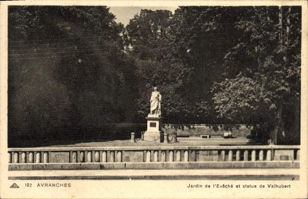 Jardim do Bispo e estátua de Valhubert — Avranches — Edição Lesettré - Frente