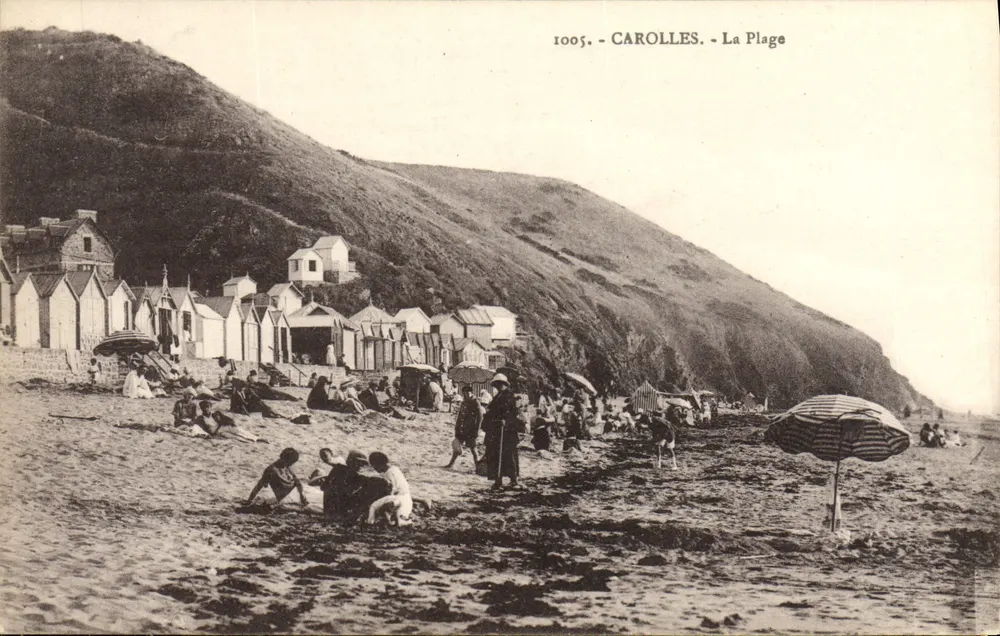 Carolles - A Praia — vista da praia com cabines e passeantes — série 1005 - Frente