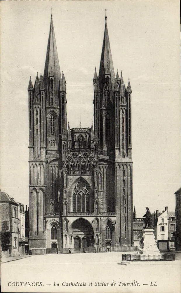 Coutances — Die Kathedrale und Statue von Tourville — LL. - Vorderseite