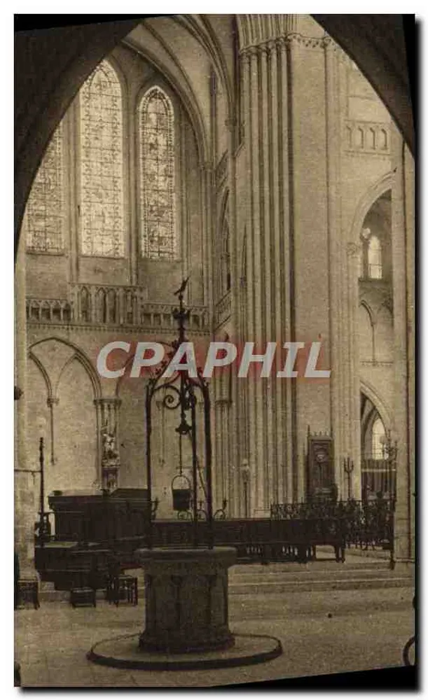 Coutances — Interior da Catedral — O Poço - Frente