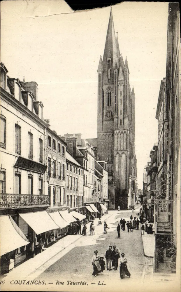Coutances — Rue Taucrede — Igreja de São Pedro - Frente