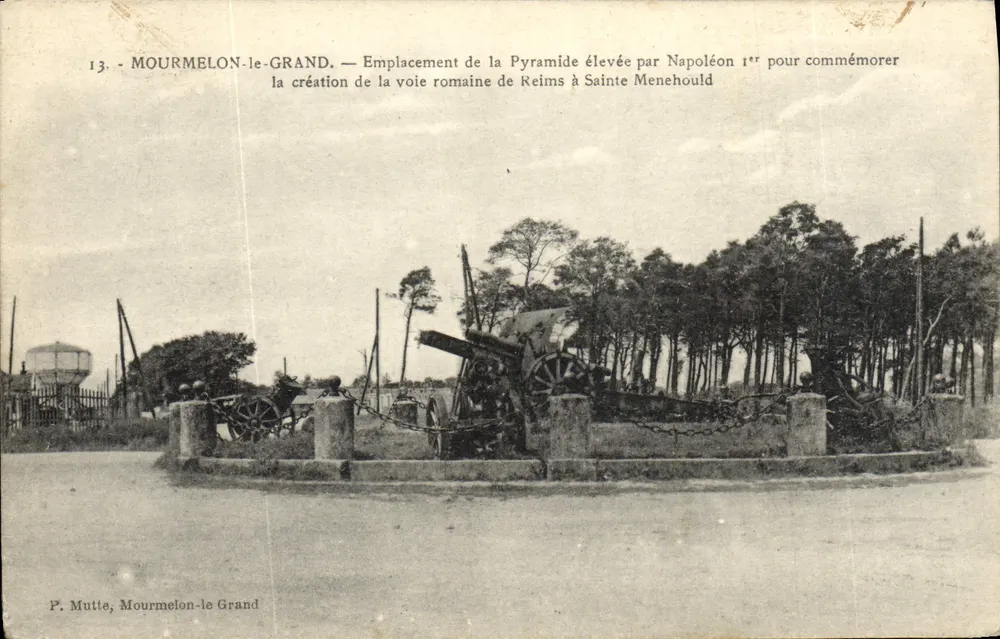 Mourmelon-le-Grand — Ort der Pyramide, errichtet von Napoleon I zur Erinnerung an die römische Straße von Reims nach Sainte-Menehould — P. Mutte - Vorderseite