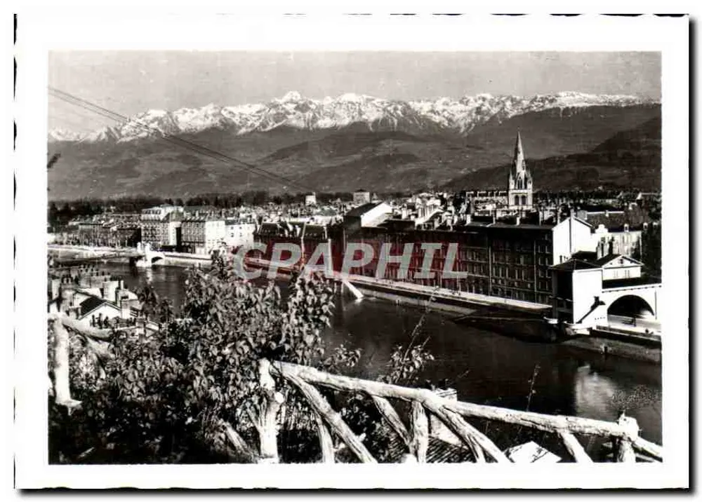 Vista geral de Grenoble — as Alpes no fundo - Frente