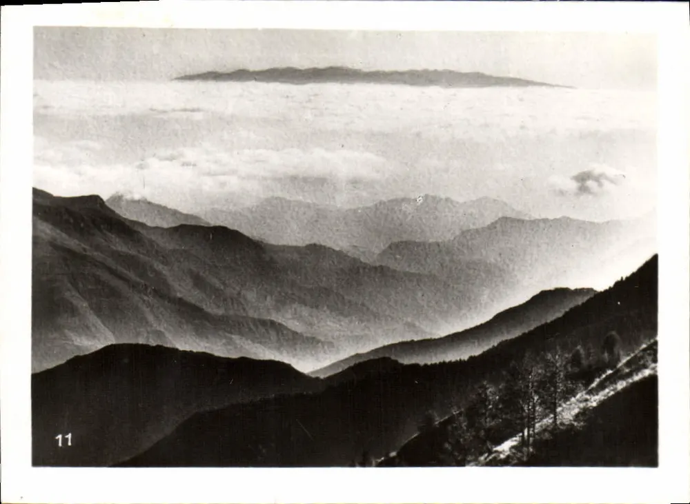 Vista das montanhas nevadas — nuvens e vales — série 11 - Frente