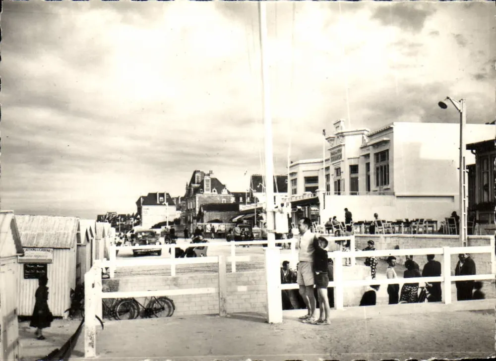 Lion-sur-Mer — A Digue em direção ao Casino — 1542 - Frente