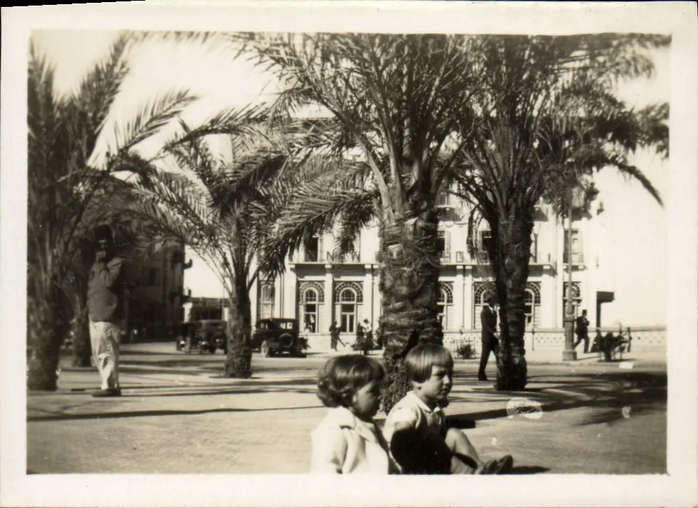 Crianças brincando em uma praça arborizada — Editor não identificado, número de série não visível - Frente