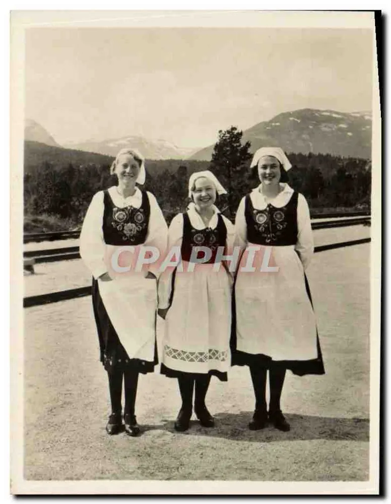 Drei Frauen in Nationalkostümen — Romsdalen — Verleger nicht sichtbar, Nr. 7 - Vorderseite