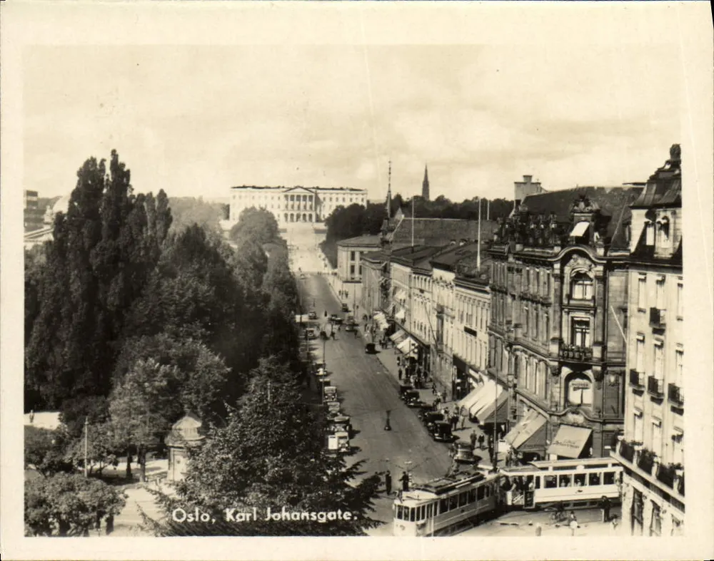 Oslo, Karl Johansgate — widok panoramiczny z tramwajem i pałacem królewskim na tle — wydawca nieznany - Awers