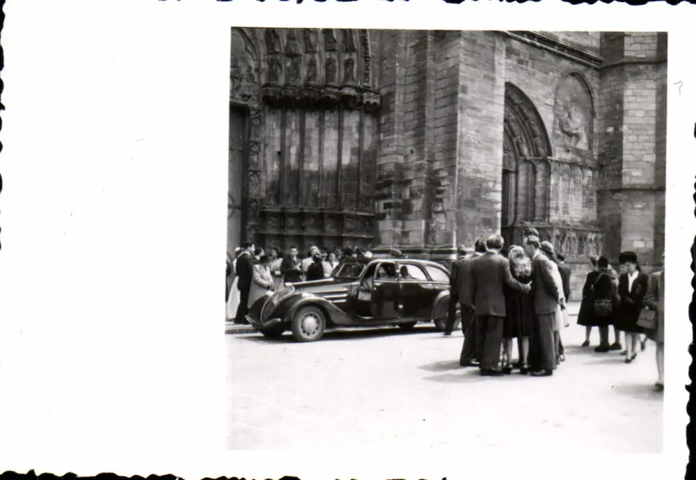 Grupo diante de uma catedral — carro da época — n°7 - Frente