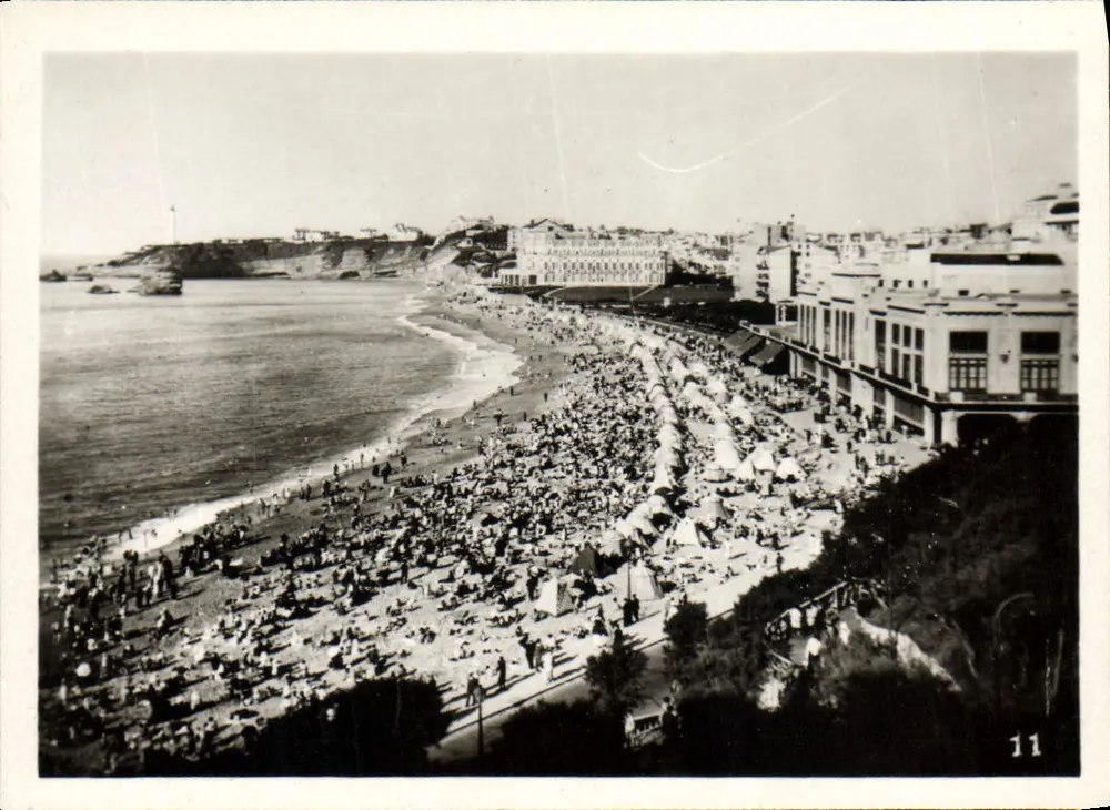 Praia lotada em Lisboa — vista aérea — série 11 - Frente