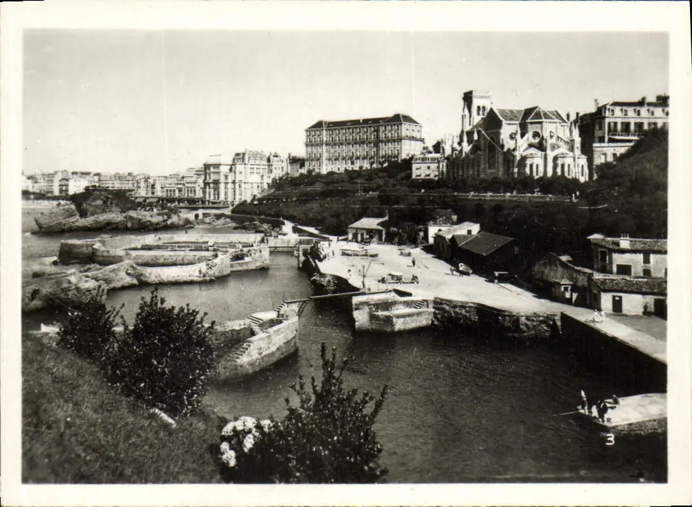 Porto de Biarritz — vista do porto e da igreja — n°3 - Frente