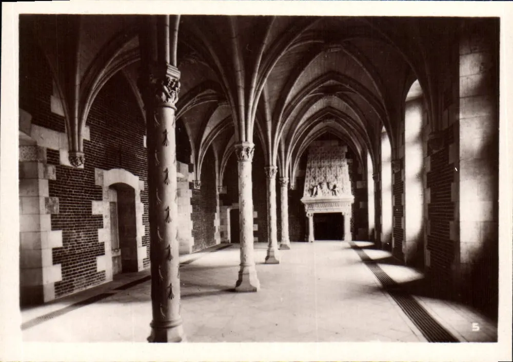 Interior de um edifício gótico — galeria com abóbadas e lareira esculpida — série 5 - Frente