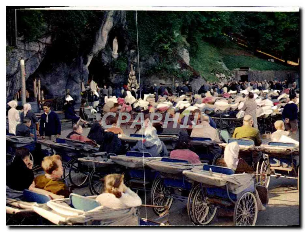 Lourdes — Os doentes diante da Gruta - Frente