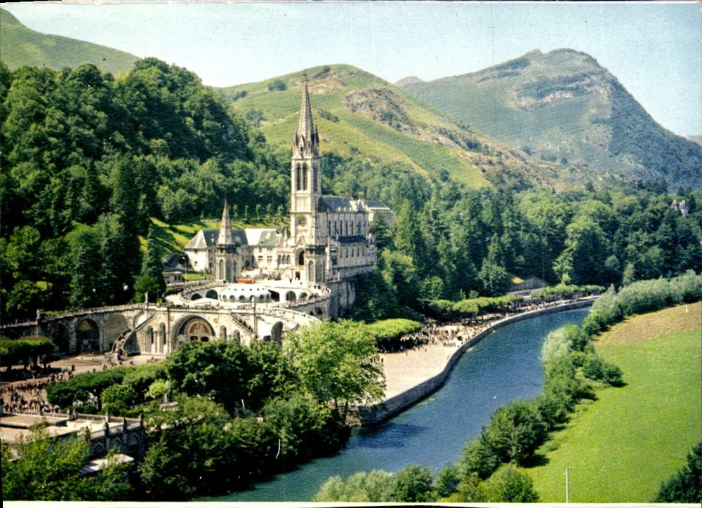 Lourdes — La Basilique et le Gave — - Frente