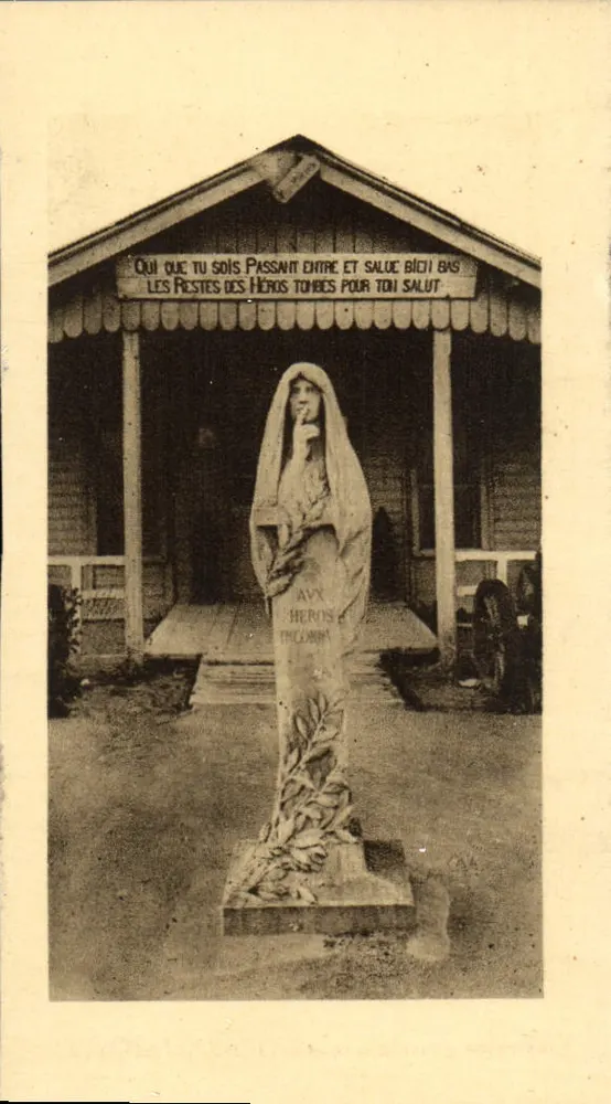 Ossuário provisório de Douaumont — Estátua da Virgem - Frente