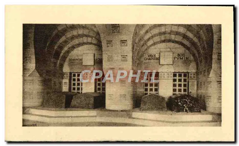 Cloître de l'Ossuaire de Douaumon — Alvéoles des Tombeaux — éditeur impr. sur la carte - Frente
