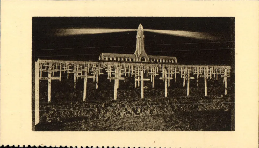 Ossuário e Farol de Douaumont — O Farol aceso vigiando as tumbas dos nossos mortos — - Frente