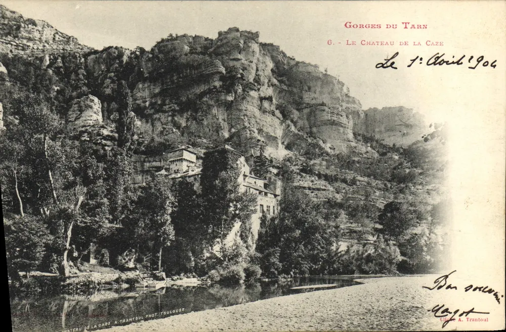 Gorges do Tarn — O Castelo de La Caze — Castelo de La Caze, Tarn, França — Foto A. Trantoul - Frente