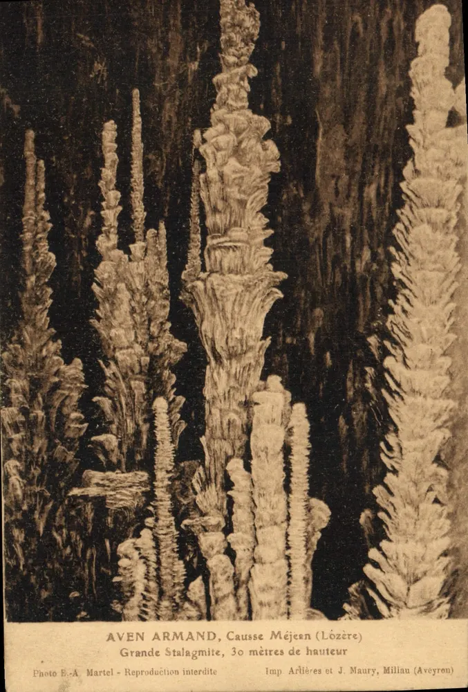 Aven Armand — Große Stalagmite, 30 Meter Höhe — Foto E.-A. Martel, Imp. Arlières et J. Maury, Millau (Aveyron) - Vorderseite