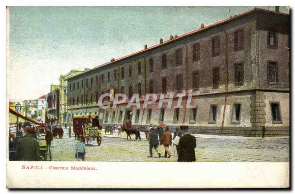 NAPOLI - Caserma Maddalena — vista do edifício e da rua com veículos e pedestres - Frente