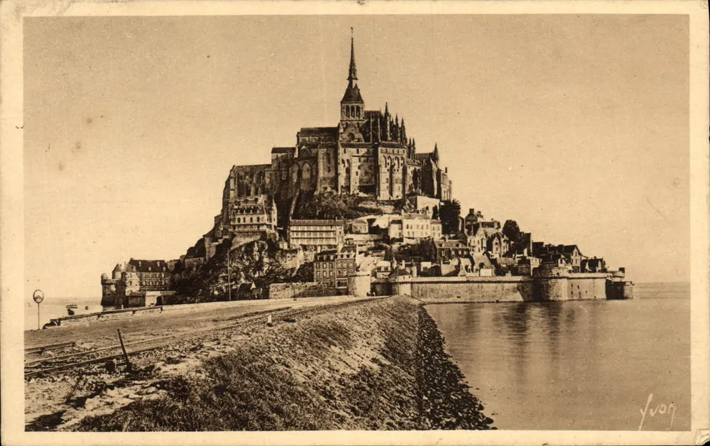 Mont Saint-Michel — vue panoramique de l'abbaye et du village — Éditions d'Art Mont Saint-Michel, n°41 - Frente