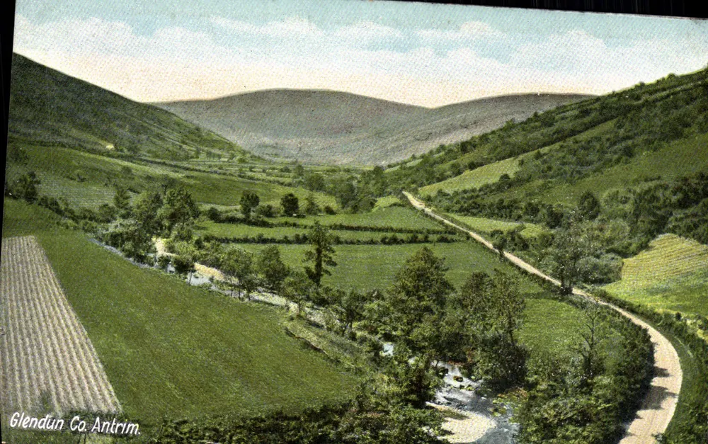 Glendun Co. Antrim — paisagem de vale verdejante com rio e estrada — Laurence, Dublin - Frente