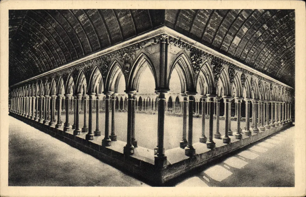 Abadia do Mont-Saint-Michel — O Claustro — Serv. Commercial Monuments Historiques, Paris - Frente