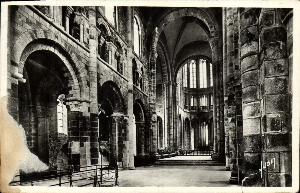 Abbaye de Mont-Saint-Michel — Intérieur de l'église romane (XIe s.) — Édition française, n° 1009 - Recto