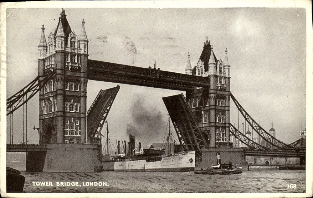 Tower Bridge, London — Ansicht der Brücke mit einem Schiff, das hindurchfährt — unbekannter Verlag, Seriennummer 168 - Vorderseite
