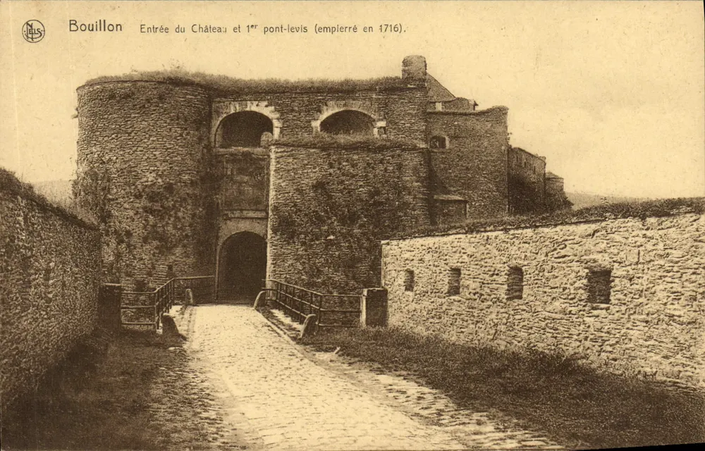 Bouillon — Entrada do Castelo e 1º ponte levadiça (empedrada em 1716) — N. Läus, série 1716 - Frente