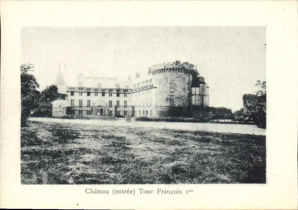 Château (entrée) Tour François 1er — vue du château avec tour ronde et entrée, éditeur non visible - Recto