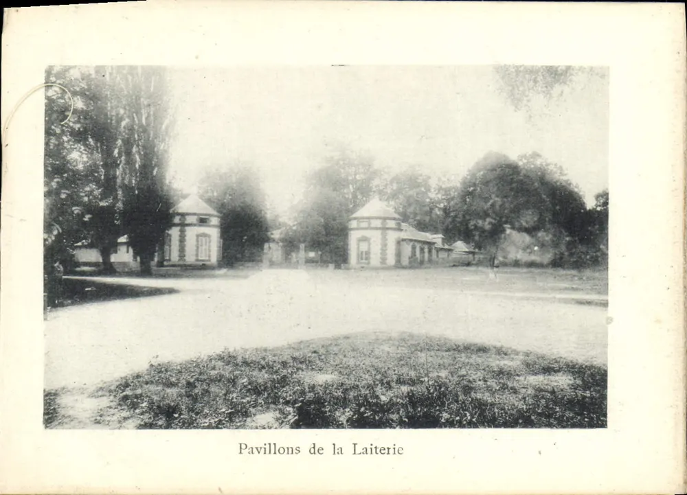 Pavillons de la Laiterie — deux pavillons à toit conique dans un parc arboré — éditeur non visible - Frente