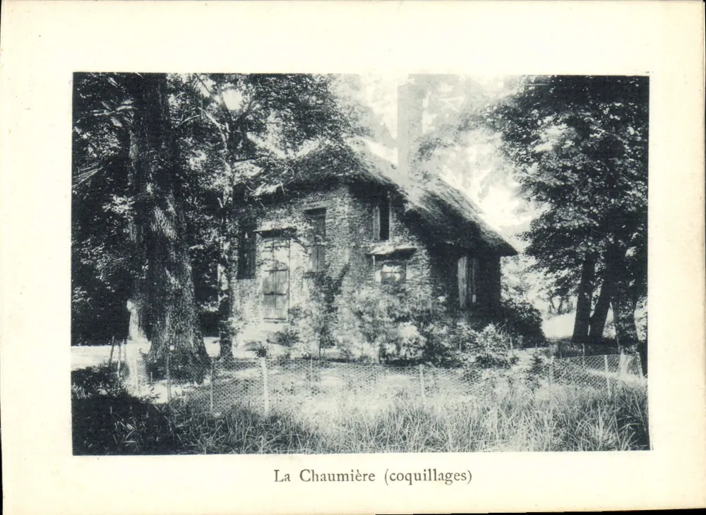 La Chaumière (coquillages) — maison en pierre avec toit de chaume entourée d'arbres — éditeur non visible - Frente