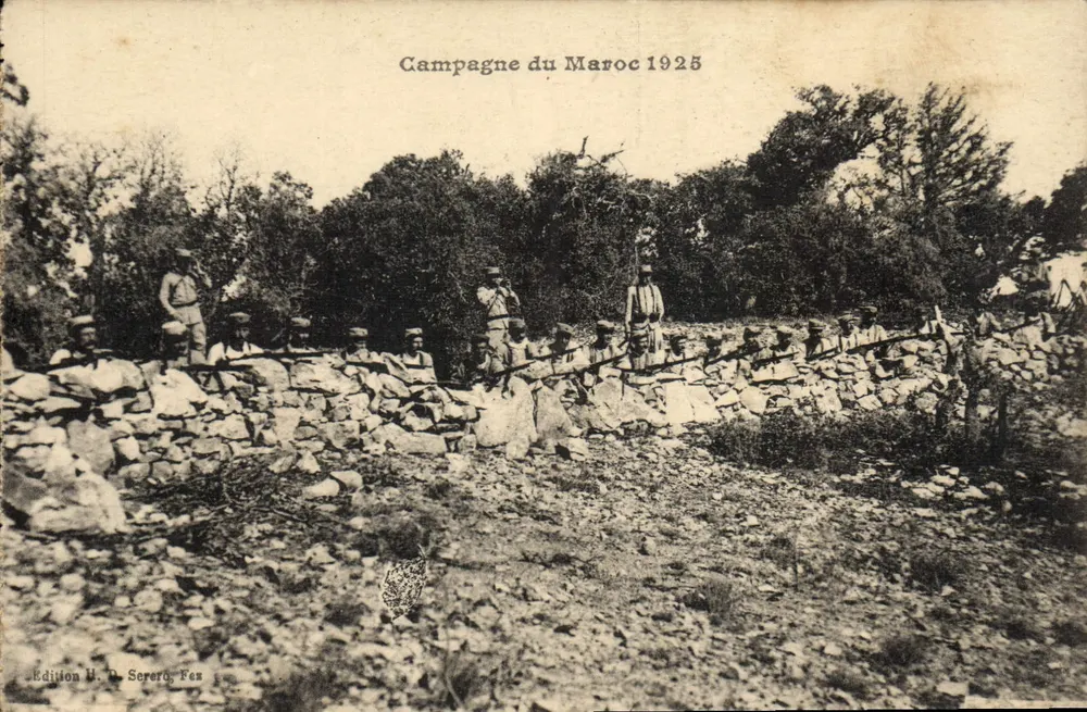 Campanha do Marrocos 1925 — soldados em formação atrás de um muro de pedras — Edição H. P. Serero, Fès - Frente