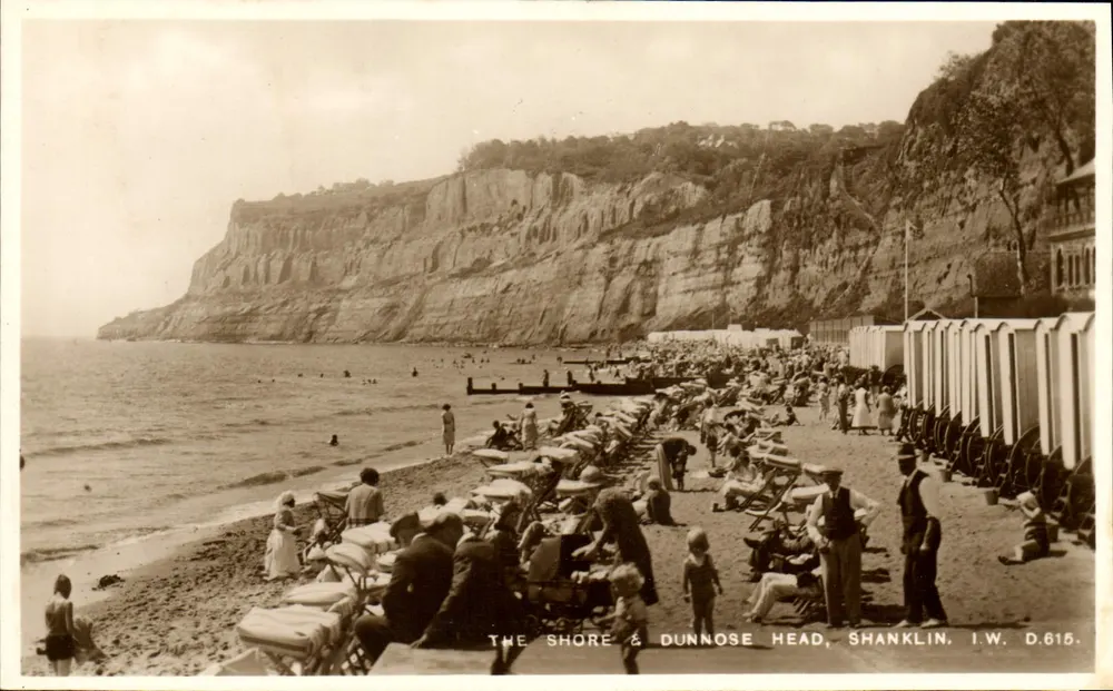 A praia & Dunnose Head, Shanklin — I.W. D.615 - Frente