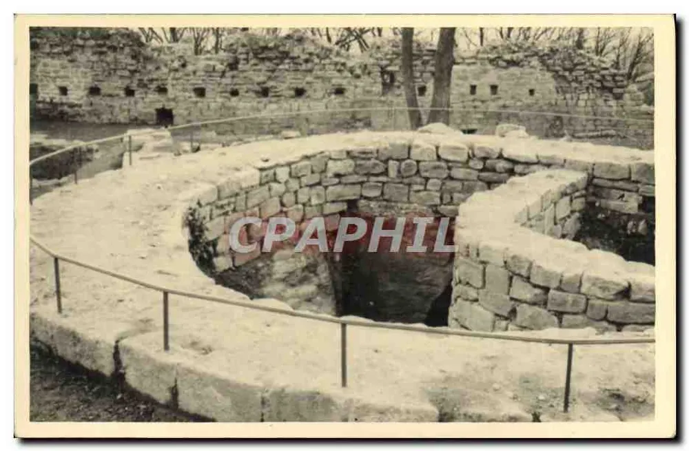 एक रोमन अम्फीथिएटर के अवशेष — एर्किओलॉजिकल साइट — एडिटर अज्ञात, श्रृंखला संख्या अदृश्य - आगे