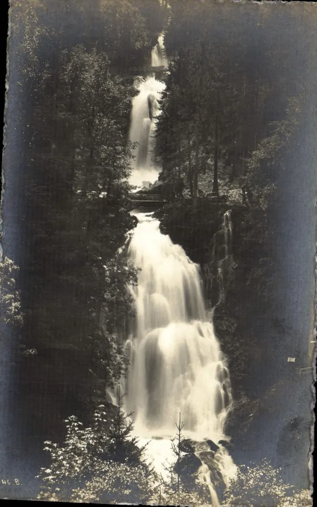 Cachoeira de Giessbach perto de Brienz — vista na floresta — Fotogr. O. Nikles, Número de Depósito 46 B - Frente