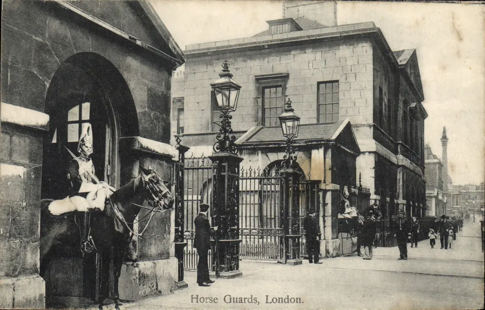 Gardas a cavalo, Londres — gardas a cavalo diante da entrada — editor não visível - Frente