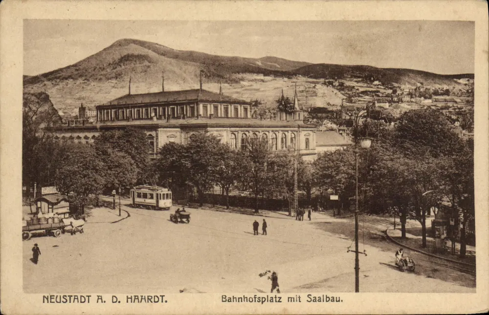Neustadt a. d. Hahrdt — Bahnhofsplatz mit Saalbau — unbekannter Verlag - Vorderseite