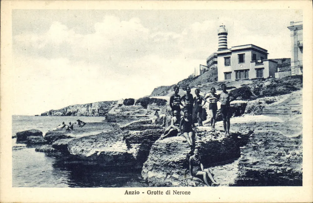 Anzio - Grutas de Nerone — vista costeira com grupo de banhistas e farol — editor Luigi Bartoli, n° 114305 - Frente