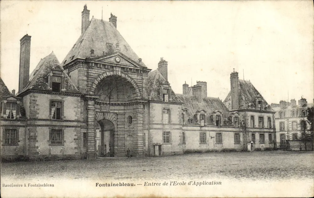 Fontainebleau — Entrada da Escola de Aplicação — Baudinière em Fontainebleau - Frente