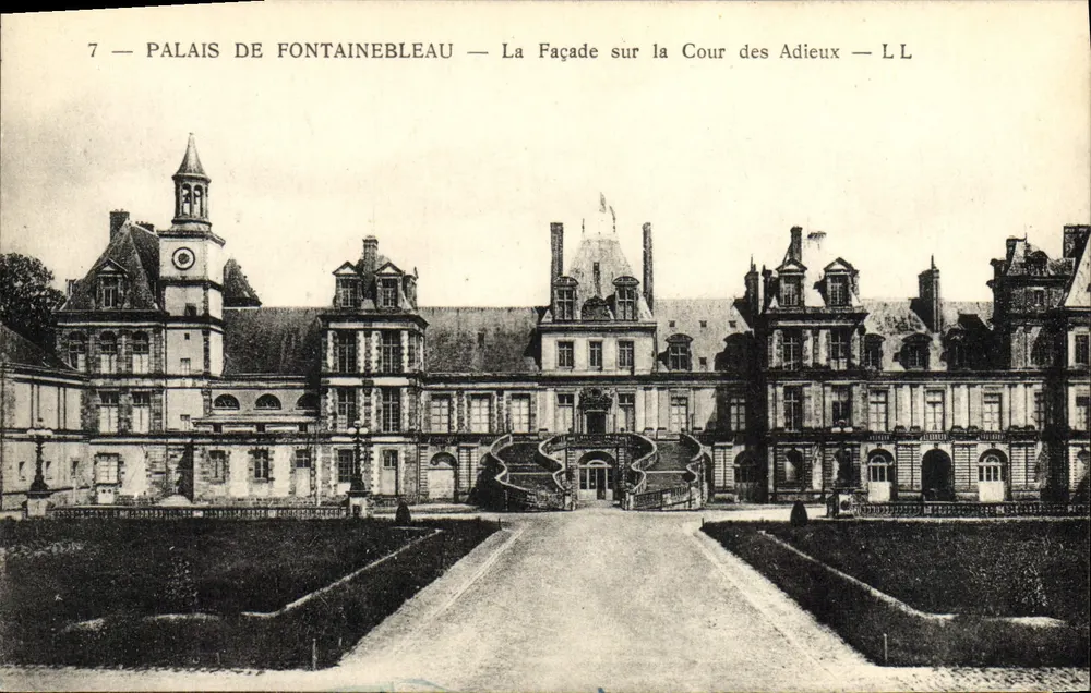 Schloss Fontainebleau — Die Fassade über die Cour des Adieux — LL - Vorderseite