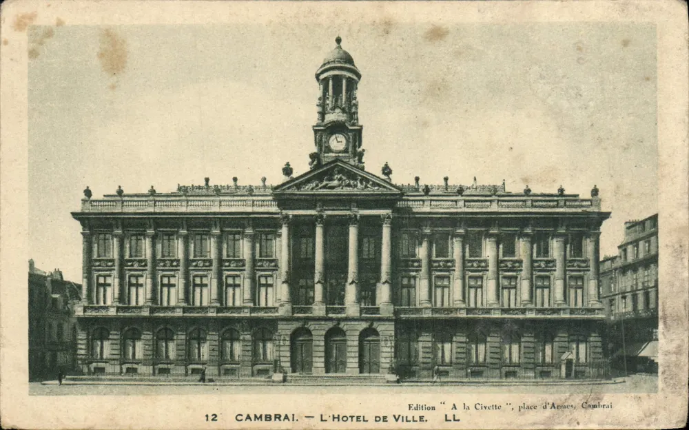 Cambrai — L'Hôtel de Ville — Édition 'A la Civette', place d'Armes - Frente