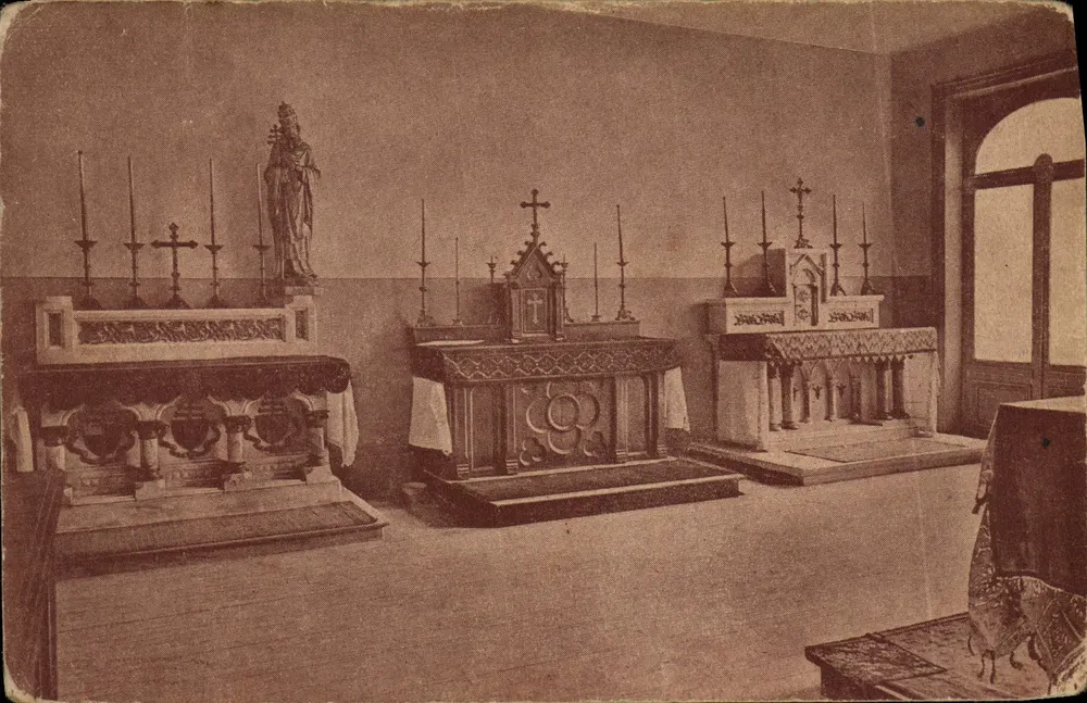 Dominikanerkloster in Lille, das Kapitel — Innenraum mit Altären und Statue - Vorderseite
